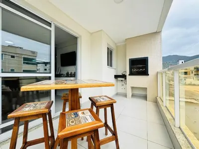 Uma televisão e/ou sistema de entretenimento em Palm Beach Residence – Apartamento espaçoso com 3 suítes na Praia de Palmas para até 8 pessoas.