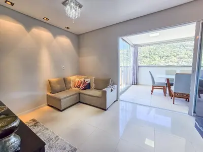 Uma área de estar em 111 - Cobertura com 03 quartos e piscina!