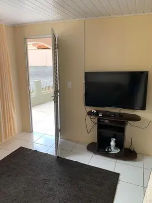 Uma televisão e/ou sistema de entretenimento em Casa com 3 Quartos a 140m da Praia de Calheiros