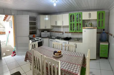 A cozinha ou kitchenette de Casa com 3 Quartos a 140m da Praia de Calheiros