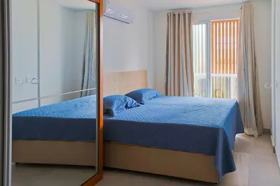 Uma cama ou camas num quarto em Condomínio Frente Mar com Piscina
