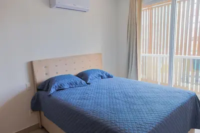 Uma cama ou camas num quarto em Condomínio Frente Mar com Piscina