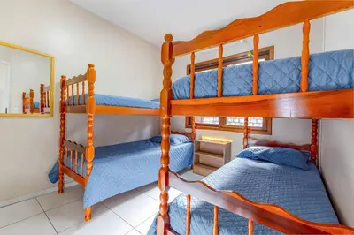 Uma cama ou camas num quarto em Aconchegante apartamento no Centro de Bombinhas
