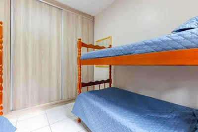 Uma cama ou camas num quarto em Aconchegante apartamento no Centro de Bombinhas