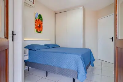 Uma cama ou camas num quarto em Aconchegante apartamento no Centro de Bombinhas