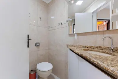 Uma casa de banho em Aconchegante apartamento no Centro de Bombinhas
