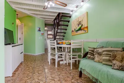 Uma área de estar em Aconchegante apartamento no Centro de Bombinhas
