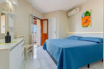Uma cama ou camas num quarto em Aconchegante apartamento no Centro de Bombinhas