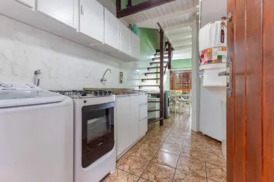 A cozinha ou kitchenette de Aconchegante apartamento no Centro de Bombinhas