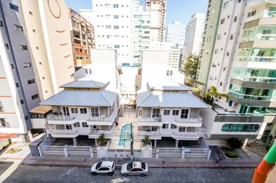 O edifício onde o apartamento está situado