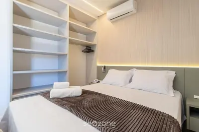 Uma cama ou camas num quarto em Aptos em prédio com piscina a 180m da Praia em Bombinhas - SFRs