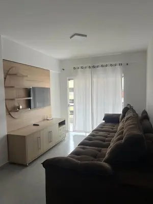 Uma área de estar em Apartamento frente avenida - Itapema - SC