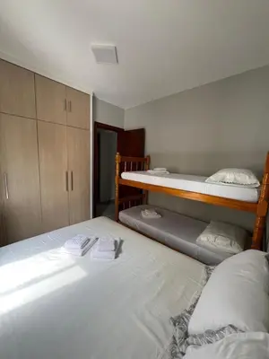 Uma cama ou camas num quarto em Apartamento frente avenida - Itapema - SC