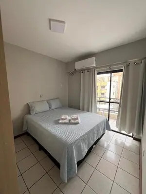 Uma cama ou camas num quarto em Apartamento frente avenida - Itapema - SC