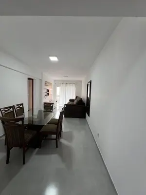 Uma área de estar em Apartamento frente avenida - Itapema - SC