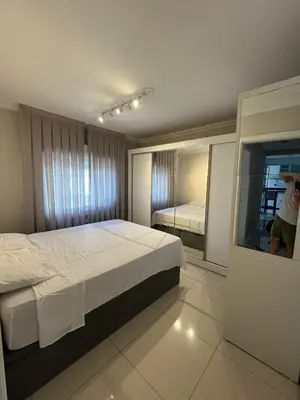 Uma cama ou camas num quarto em apartamento quadra mar rua 4100