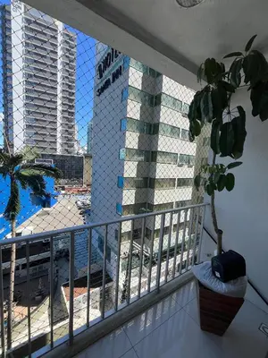 Uma varanda ou terraço em apartamento quadra mar rua 4100