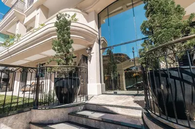 Um jardim no exterior de Unique Residence