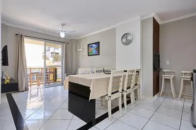 Uma televisão e/ou sistema de entretenimento em 1138 Lindo apto 2 dormitórios Bombinhas Centro 50 m da Avenida e Praia