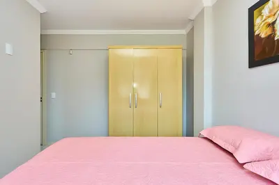 Uma cama ou camas num quarto em 1138 Lindo apto 2 dormitórios Bombinhas Centro 50 m da Avenida e Praia