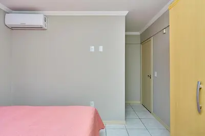 Uma cama ou camas num quarto em 1138 Lindo apto 2 dormitórios Bombinhas Centro 50 m da Avenida e Praia
