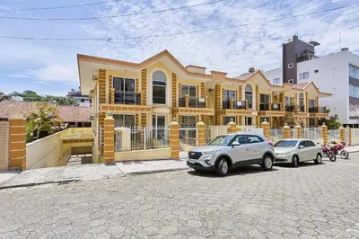 O edifício onde o apartamento está situado