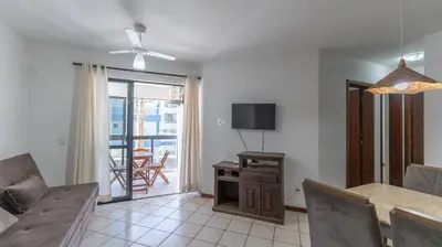 Uma televisão e/ou sistema de entretenimento em Apartamento 3 dormitórios á 80 metros do mar