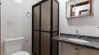 Uma casa de banho em Apartamento 3 dormitórios á 80 metros do mar