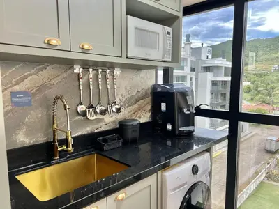 A cozinha ou kitchenette de Lindo! Apto na praia de Palmas! AA03J
