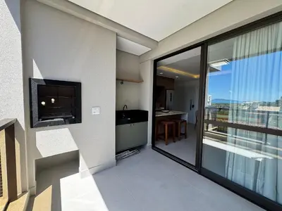 Uma televisão e/ou sistema de entretenimento em Oásis do Atlântico 408 A - Apartamento vista mar na praia de palmas