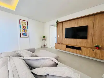 Uma televisão e/ou sistema de entretenimento em Oásis do Atlântico 408 A - Apartamento vista mar na praia de palmas