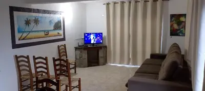 Uma televisão e/ou sistema de entretenimento em Residencial panoramica AP1