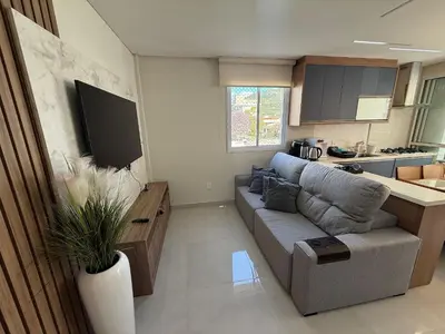 Uma televisão e/ou sistema de entretenimento em Cód 189 - Apartamento completo à 100 m da praia