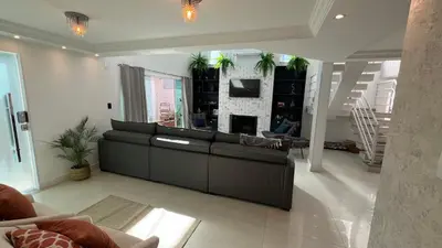 Uma área de estar em Casa com Piscina - Refúgio do Mar 3 Quartos