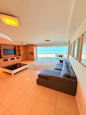 Uma televisão e/ou sistema de entretenimento em Penthouse na Av Atlântica with Sea Front and Spa