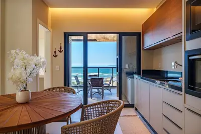A planta de Canto da Amoreira 203 - Apartamento Duplex - Vista para o Mar - Canto Grande - Bombinhas