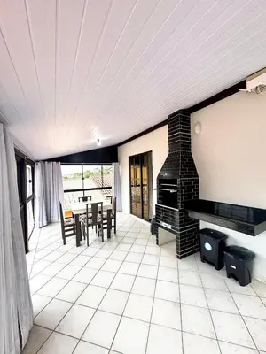 Uma área de estar em Casa no centro de bombinhas, SC