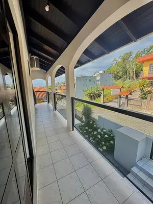 Uma varanda ou terraço em Casa no centro de bombinhas, SC