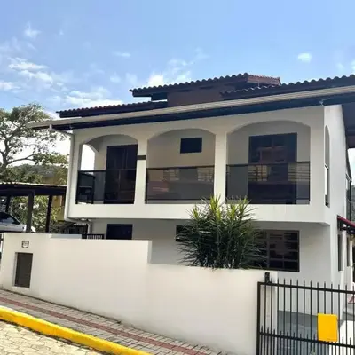 Casa no centro de bombinhas