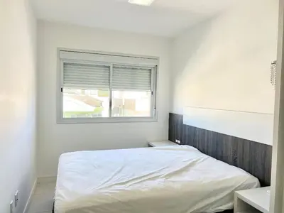 Uma cama ou camas num quarto em Lindo! Apto com piscina no condomínio - AE03J