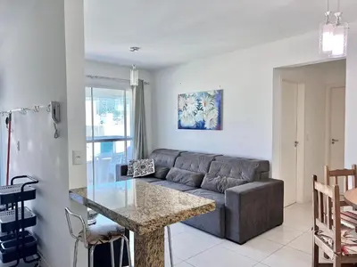 Uma área de estar em Lindo! Apto com piscina no condomínio - AE03J