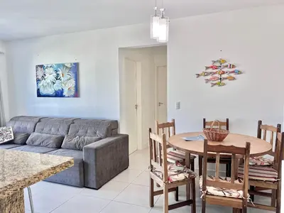 Uma área de estar em Lindo! Apto com piscina no condomínio - AE03J