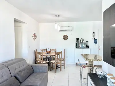 Uma área de estar em Lindo! Apto com piscina no condomínio - AE03J