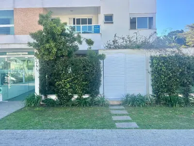 Um jardim no exterior de Lindo! Apto com piscina no condomínio - AE03J