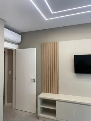 Uma televisão e/ou sistema de entretenimento em Triplex 3850