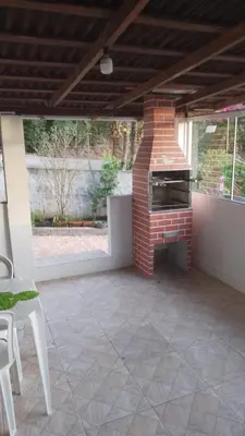As comodidades para churrasco disponíveis para os clientes desta casa de férias