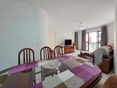 Uma televisão e/ou sistema de entretenimento em Apt 3 Quartos 1 minuto da praia em Itapema