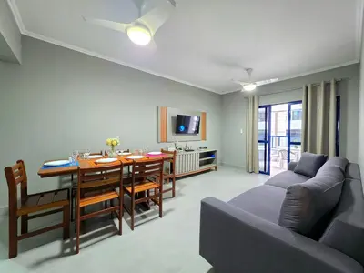 Uma televisão e/ou sistema de entretenimento em Apt Novo a poucos passos do mar em Meia Praia