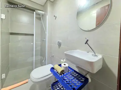 Uma casa de banho em Apt Novo a poucos passos do mar em Meia Praia