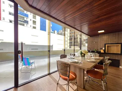 A planta de Apt 4 Quartos com Ar Condicionado 130m da Praia